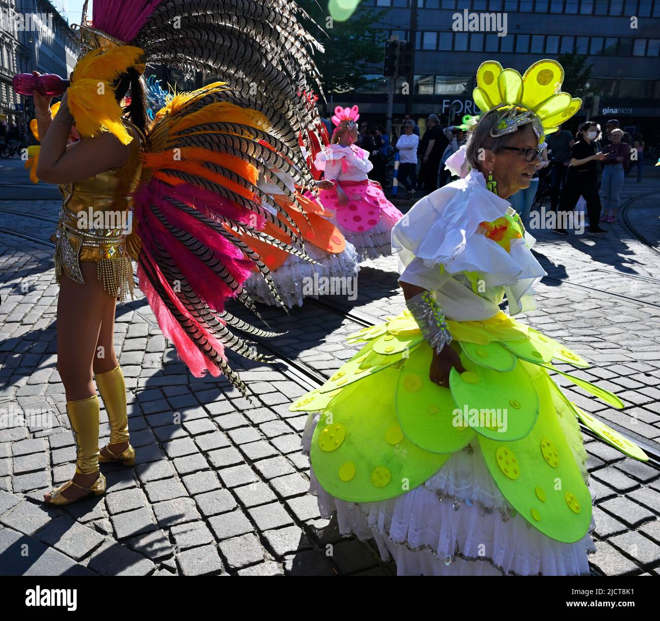 Helsinki, Finlande – 11 juin 2022 : traditionnel été Helsinki Samba Carnaval. L'événement comprend la danse, la musique, des ateliers, des spectacles et la culture brésilienne! L'événement a lieu depuis 1991 et cette année, le nombre de spectateurs est estimé à 50 000! Banque D'Images