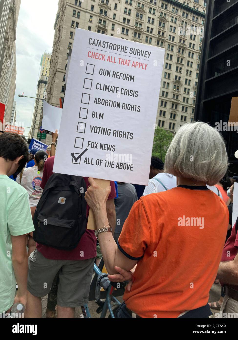 Samedi, des milliers de manifestants à New York lors de la Marche pour nos vies, 11 juin 2022 se joint aux dizaines de milliers de manifestants qui protestent dans les villes du pays en appelant à des lois plus strictes sur le contrôle des armes à feu à la suite des récentes fusillades de masse. Le rallye de New York a traversé le pont de Brooklyn et s'est terminé à Lower Manhattan. (© Frances M. Roberts) Banque D'Images