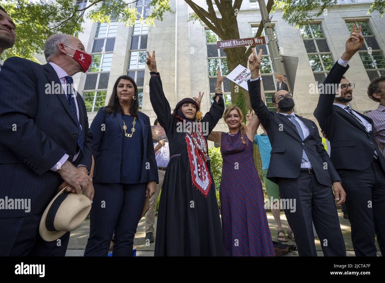 De gauche à droite, Phil Mendelson, président du Conseil, D.C., Brooke Pinto, membre du Conseil, Tawakkol Karman, lauréat du prix Nobel, Sarah Leah Whitson, Directrice exécutive DE DAWN, Nihad Awad, Directrice exécutive du Conseil sur les relations américano-islamiques (CAIR), et Abdullah Alaoudh, Directrice de recherche, Saudi et eau, démocratie pour le monde arabe aujourd'hui (DAWN), Tenez-vous devant la cérémonie de dévoilement pour un panneau de rue nommé d'après le regretté journaliste du poste de Washington Jamal Khashoggi, 'Khashoggi Way, devant l'ambassade d'Arabie Saoudite à Washington, DC mercredi, 15 juin 2022. Biden est programmé à mee Banque D'Images