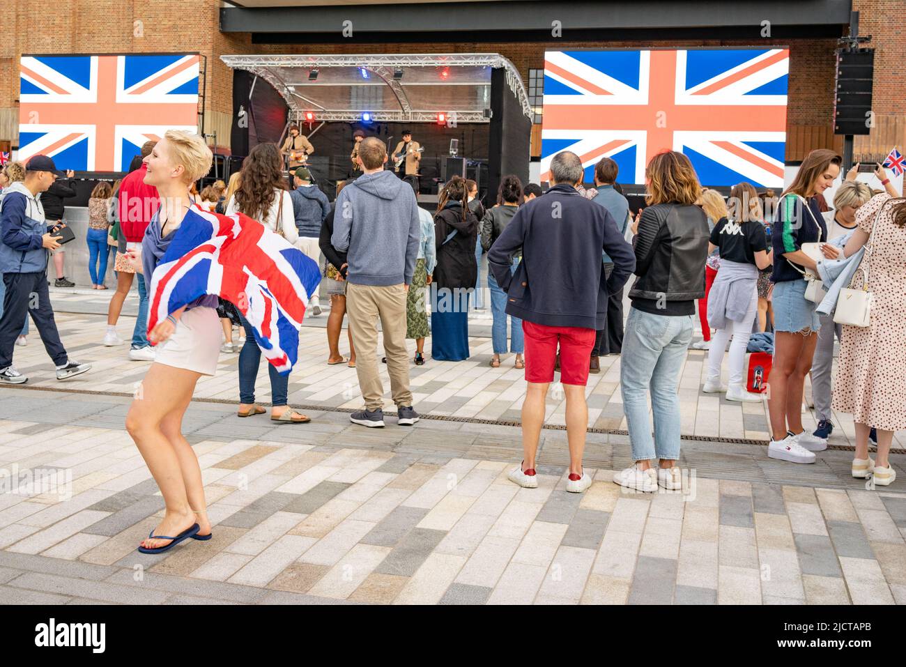 Personnes célébrant le Queens Platinum Jubilee 2022 à la Battersea Power Station de Londres, Angleterre, Royaume-Uni. Banque D'Images