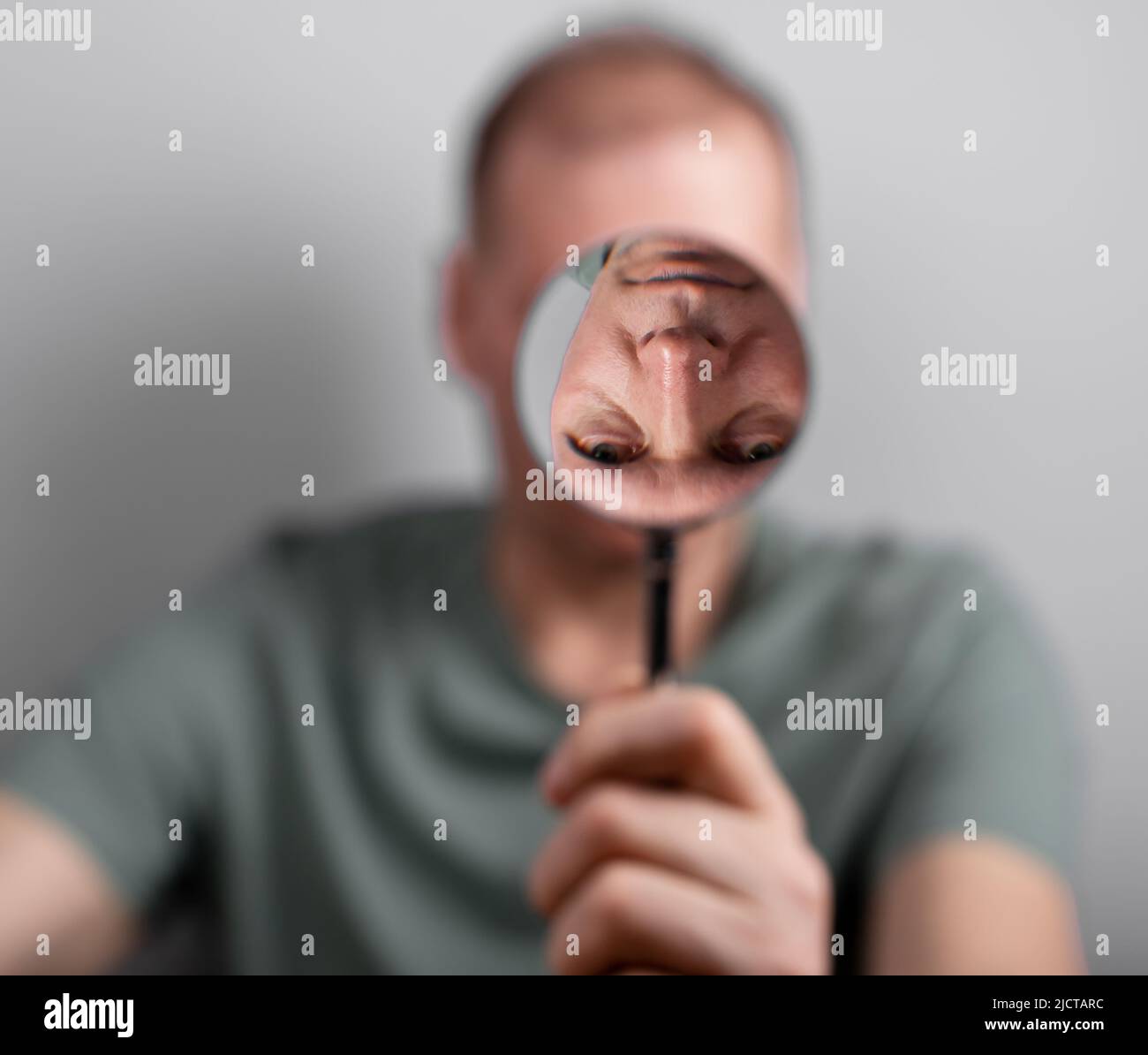 Homme souffrant de troubles bipolaires, perception de soi déformée. Photo de haute qualité Banque D'Images