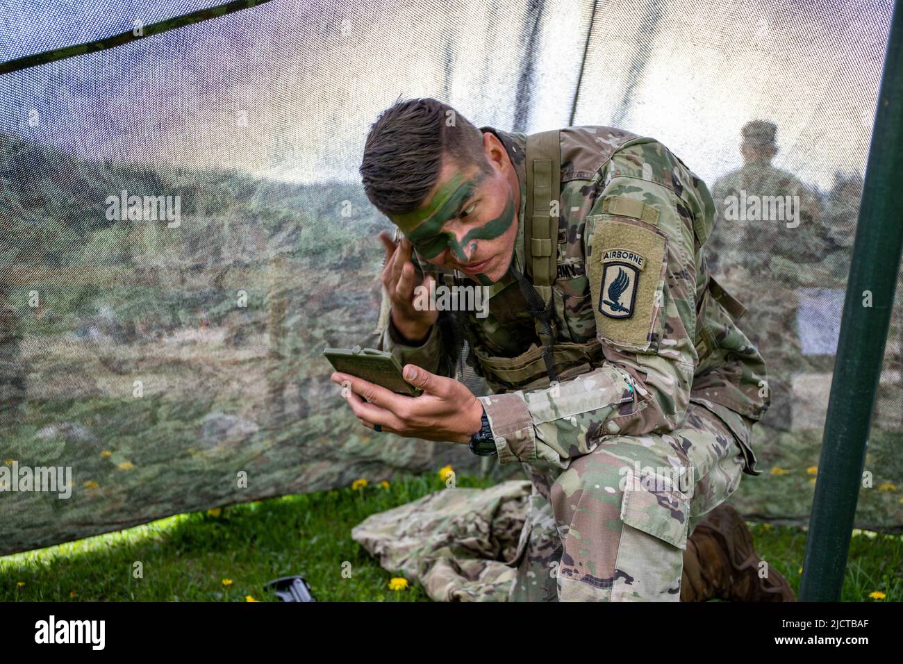 24 mai 2022 - Vicenza, Italie - les soldats américains stationnés en Italie appliquent de la peinture de camouflage lors de la 2022 Force opérationnelle de l'armée américaine pour l'Europe du Sud, Afrique (SETAF-AF) meilleure équipe/meilleur guerrier sur Caserma Del DIN 25 mai 2022. La compétition dure quatre jours physiques et mentalement exigeants où les concurrents sont testés sur une variété de compétences tactiques et techniques alors qu'ils cherchent à être nommé le meilleur guerrier. Six escadrons et 38 soldats individuels de neuf unités se disputent pour représenter les soldats 'South of the Alps'. (Image de crédit : © U.S. Army/ZUMA Press Wire Service/ZUMAPRESS.com) Banque D'Images