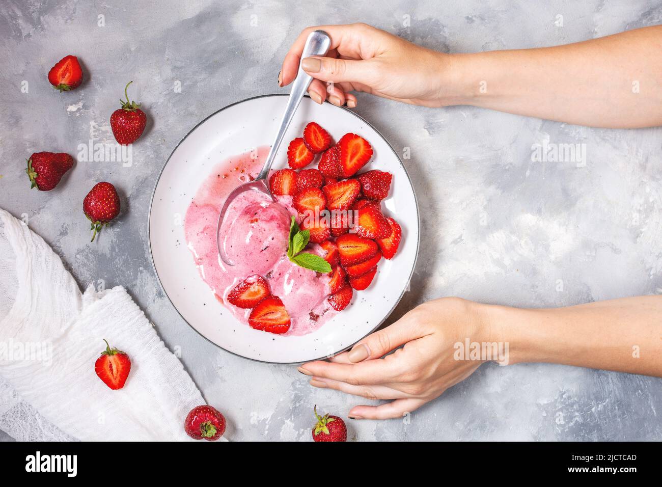 Crème glacée à la fraise maison décorée de baies fraîches et de menthe. Vue de dessus Banque D'Images