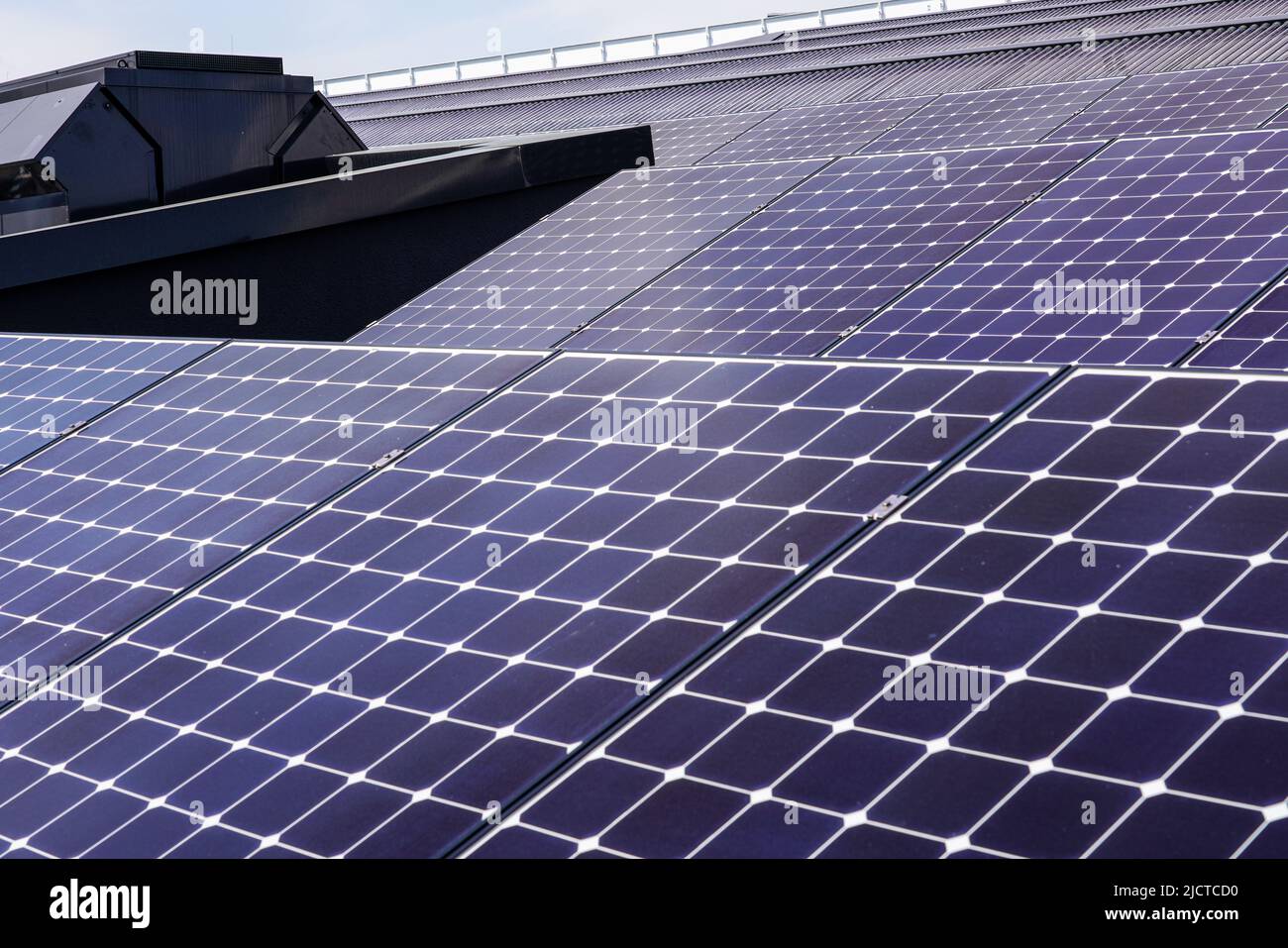 Sur le toit du Futurium sont des capteurs d'énergie solaire pour le photovoltaïque pour produire de l'électricité et des tuyaux solaires thermiques à la chaleur. Berlin, Allemagne, 29/4/22 Banque D'Images