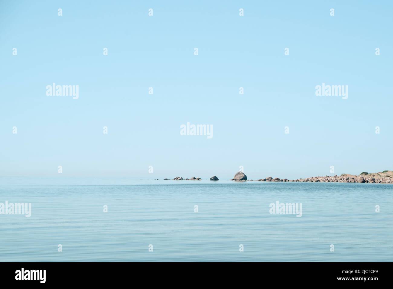 Paysage marin. Ciel bleu. Pierres dans la mer. Photo de haute qualité Banque D'Images