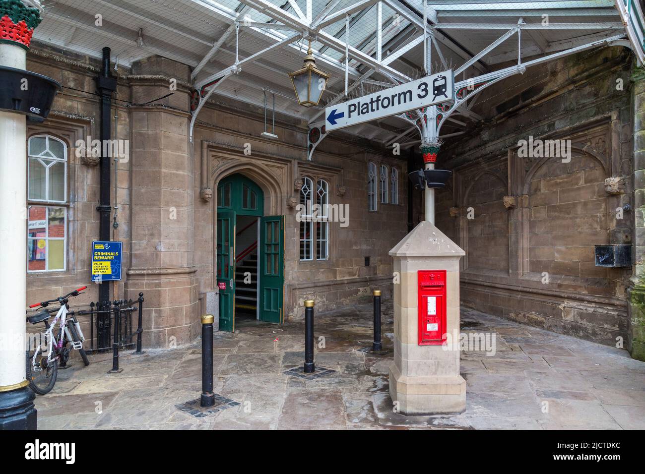 Des têtes de gargouille en pierre ornées entourent une porte et des murs à la gare de Shrewsbury, ce qui lui donne une ambiance gothique sinistre. Banque D'Images