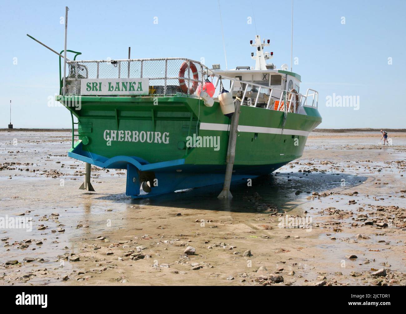 Un bateau de pêche à Pirou Plage, Normandie, France, Europe Banque D'Images