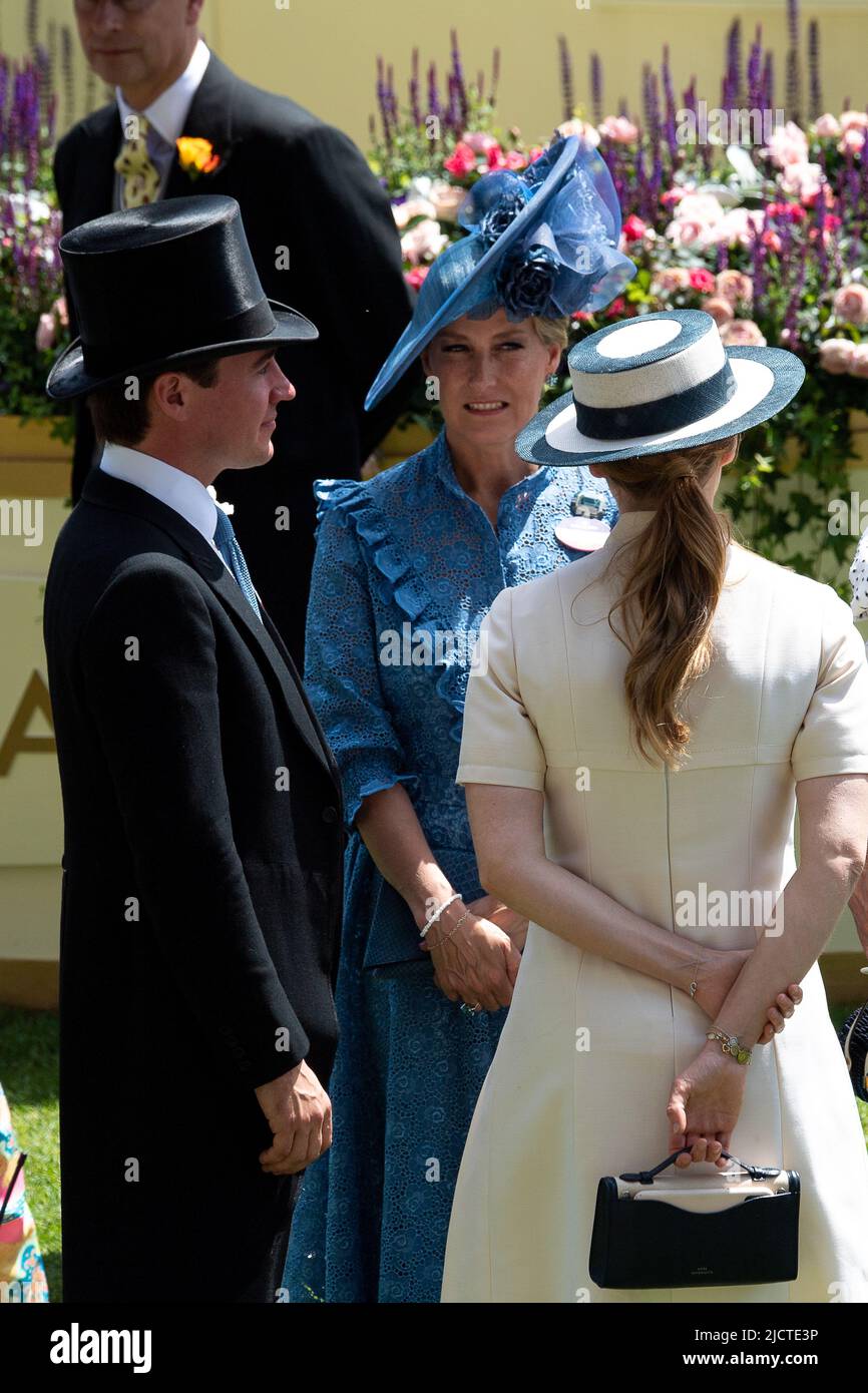 Ascot, Berkshire, Royaume-Uni. 15th juin 2022. La procession royale arrive sur la piste de rackTrack à Royal Ascot. Les membres de la famille royale présents aujourd'hui comprenaient Charles, le Prince de Galles, Camilla, la duchesse de Cornwall, Edward, le comte Wessex, Sophie, la comtesse de Wessex, la princesse Beatrice et son mari Edoardo Mapelli Mozzi. Crédit : Maureen McLean/Alay Live News Banque D'Images