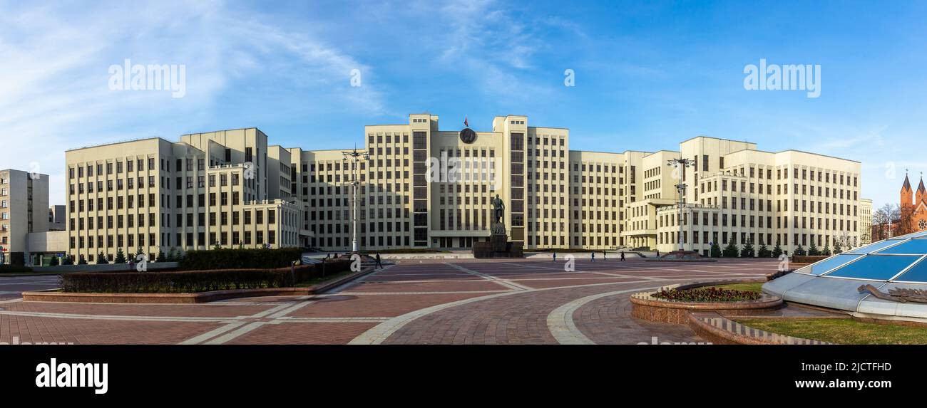Le bâtiment de la Maison du Gouvernement sur la place de l'indépendance à Minsk, au Bélarus. Assemblée nationale et Conseil de la République, architecture constructivisme Banque D'Images