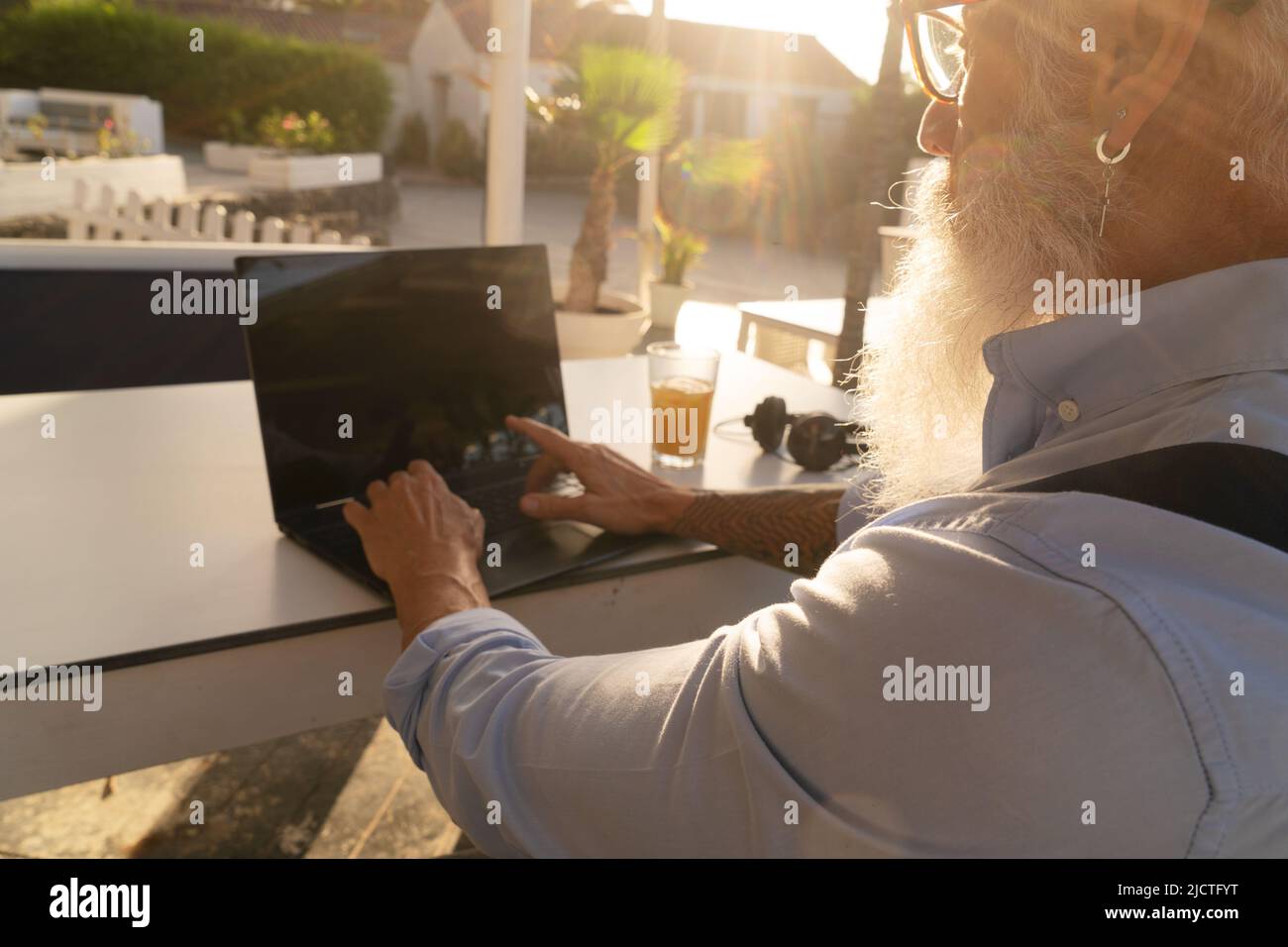 Homme senior travaillant avec un ordinateur portable Banque D'Images