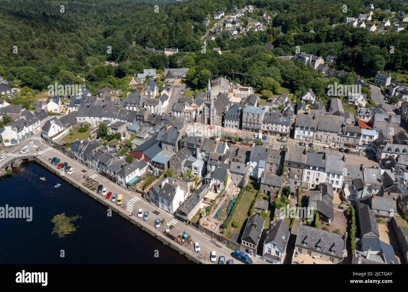 Vue aérienne du centre-ville et du lac de Huelgoat, Finistère, Bretagne, France. Banque D'Images