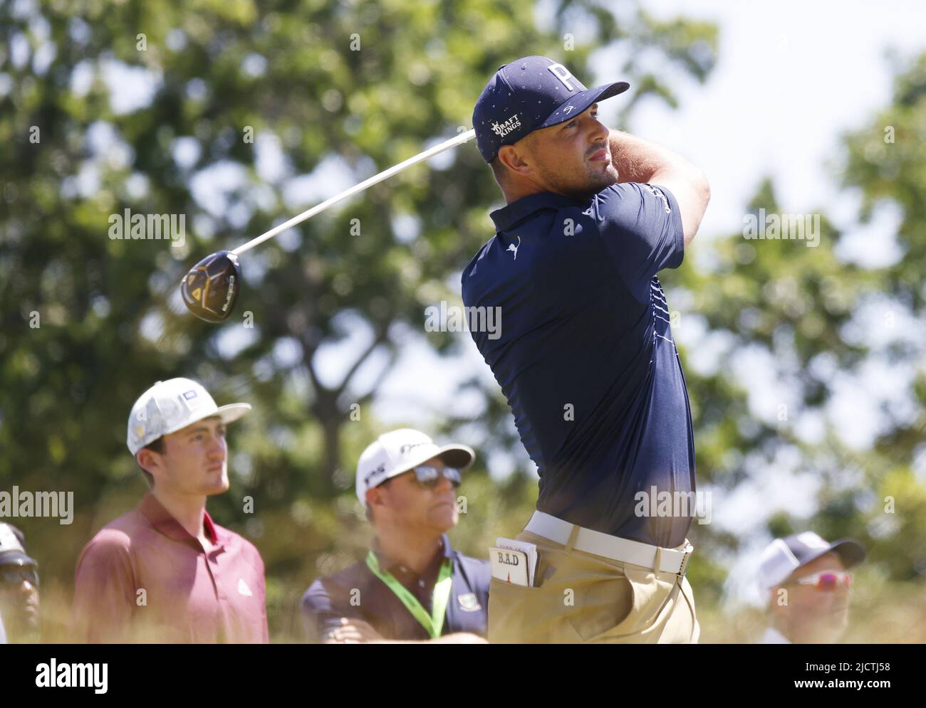 New York, États-Unis. 15th juin 2022. BRYSON DeChambeau, joueur DE la TOURNÉE DE golf DE LIV, a tourné un tee-shirt sur le 10th trous lors d'un tour d'entraînement au Championnat d'Open des États-Unis 122nd au Country Club de Brookline, ma, mercredi 15 juin 2022. Photo de John Angelillo/UPI crédit: UPI/Alay Live News Banque D'Images