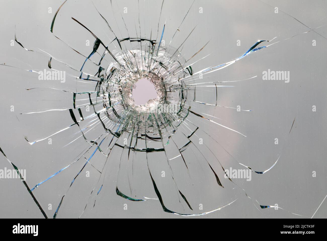 Trou de balle dans la roche. Fenêtre cassée, fissures. Arrière-plan ou texture abstrait Banque D'Images