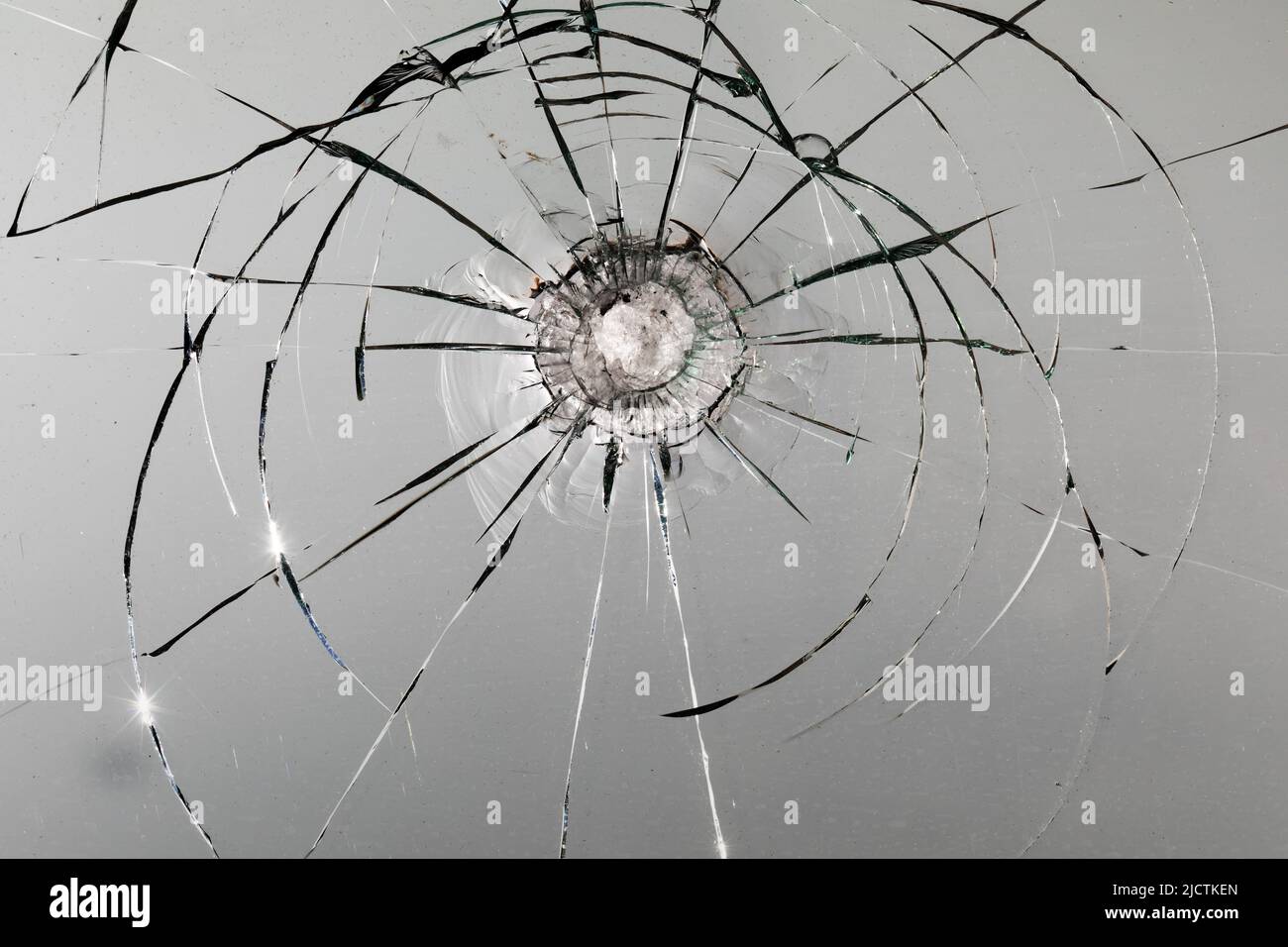 Trou de balle dans la roche. Fenêtre cassée, fissures. Banque D'Images