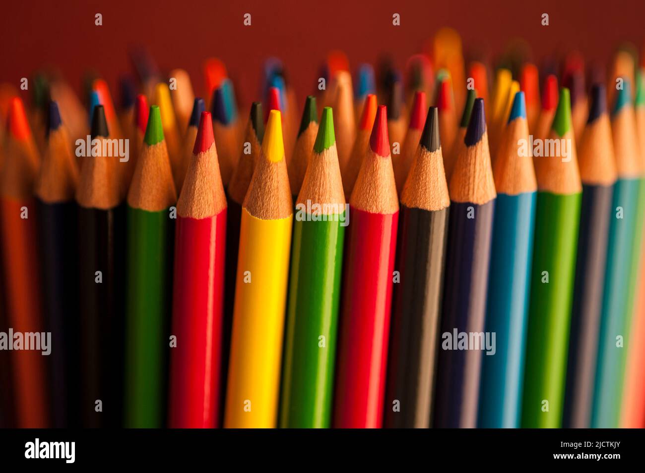Close-up de crayons multicolores avec des éléments de conception dans les lignes Banque D'Images
