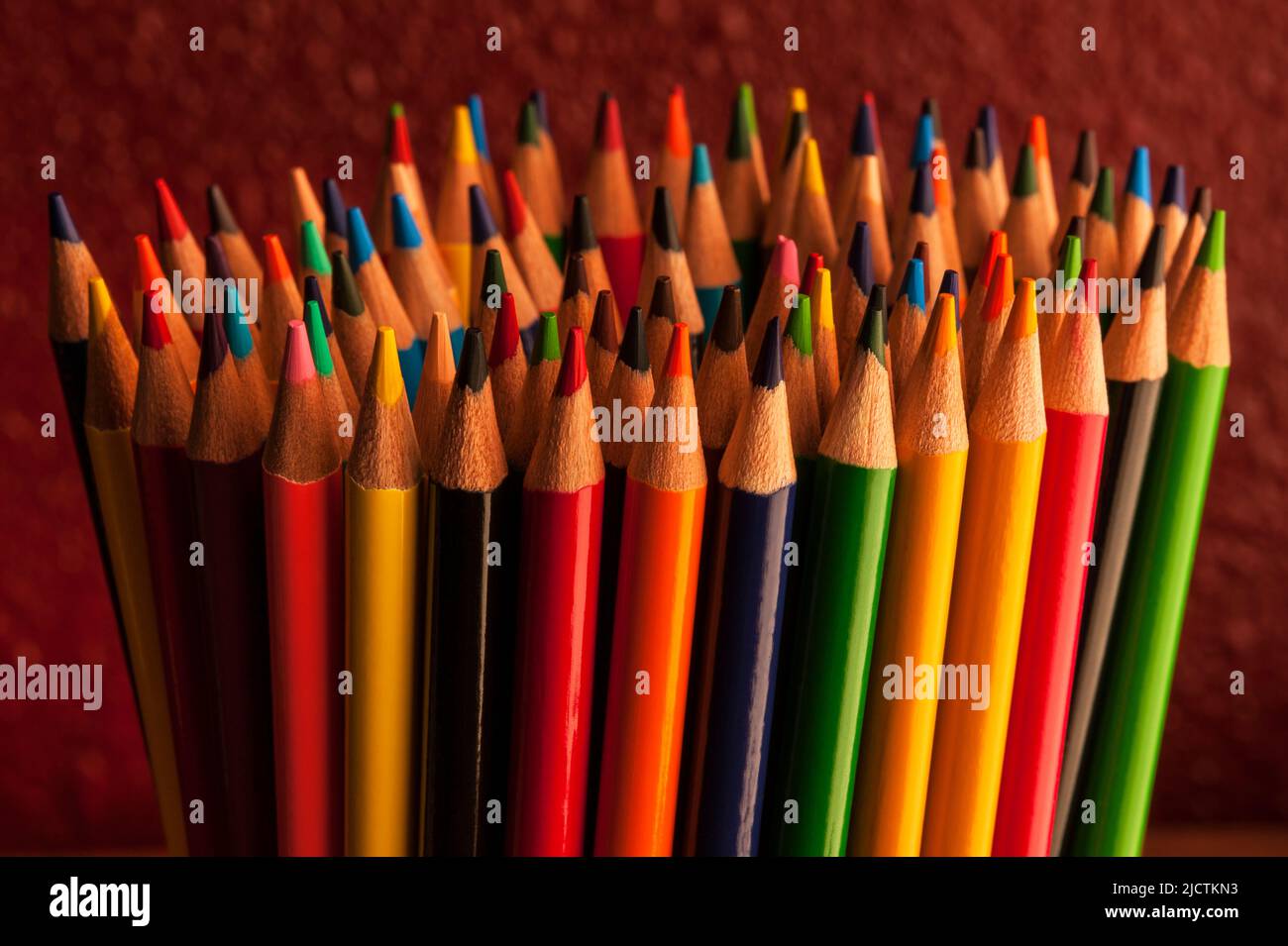 Close-up de crayons multicolores avec des éléments de conception dans les lignes Banque D'Images
