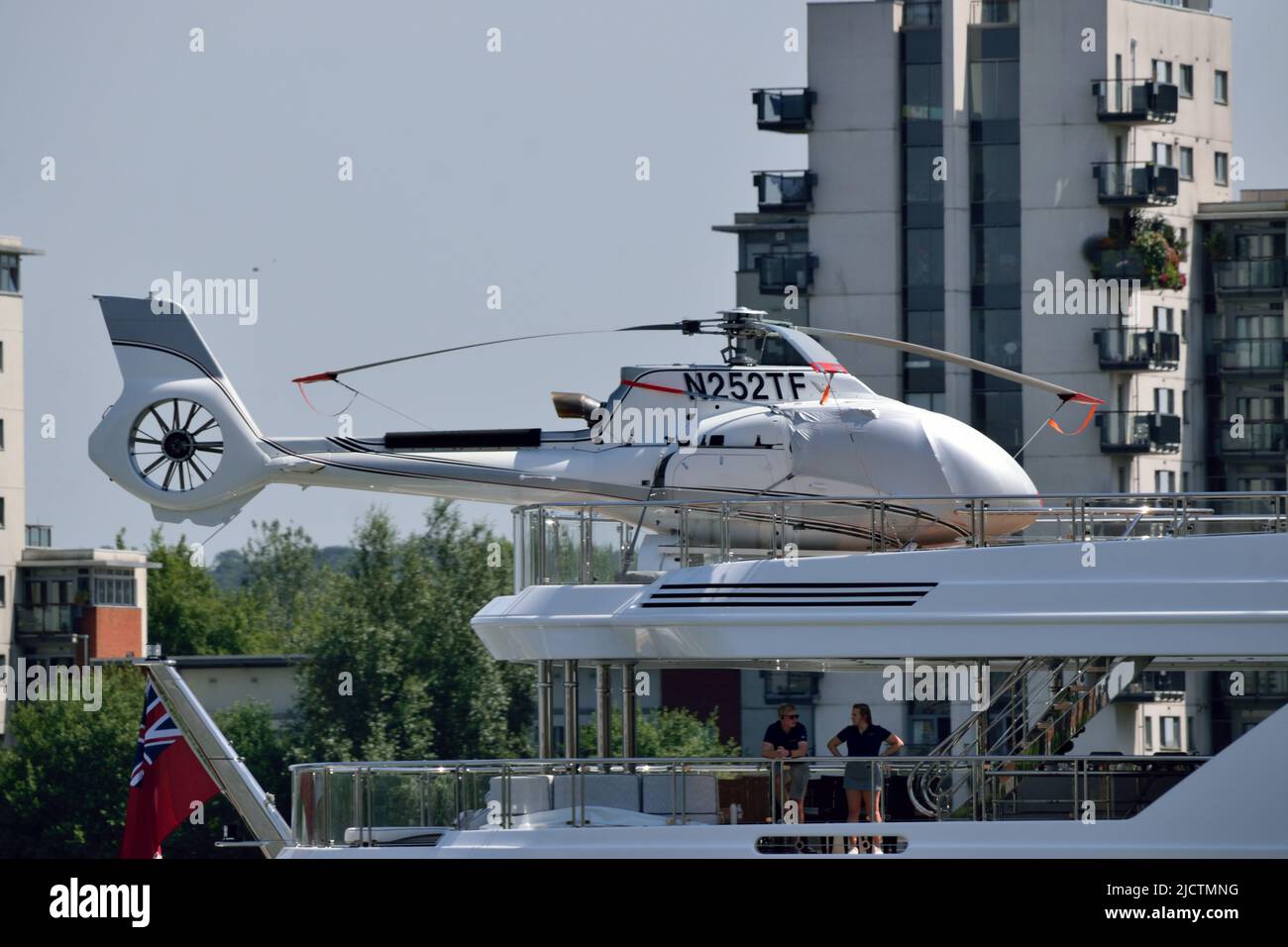 Hélicoptère vu à bord de Luxury Yacht BOARDWALK vu en direction de la Tamise lors d'une visite à Londres Banque D'Images