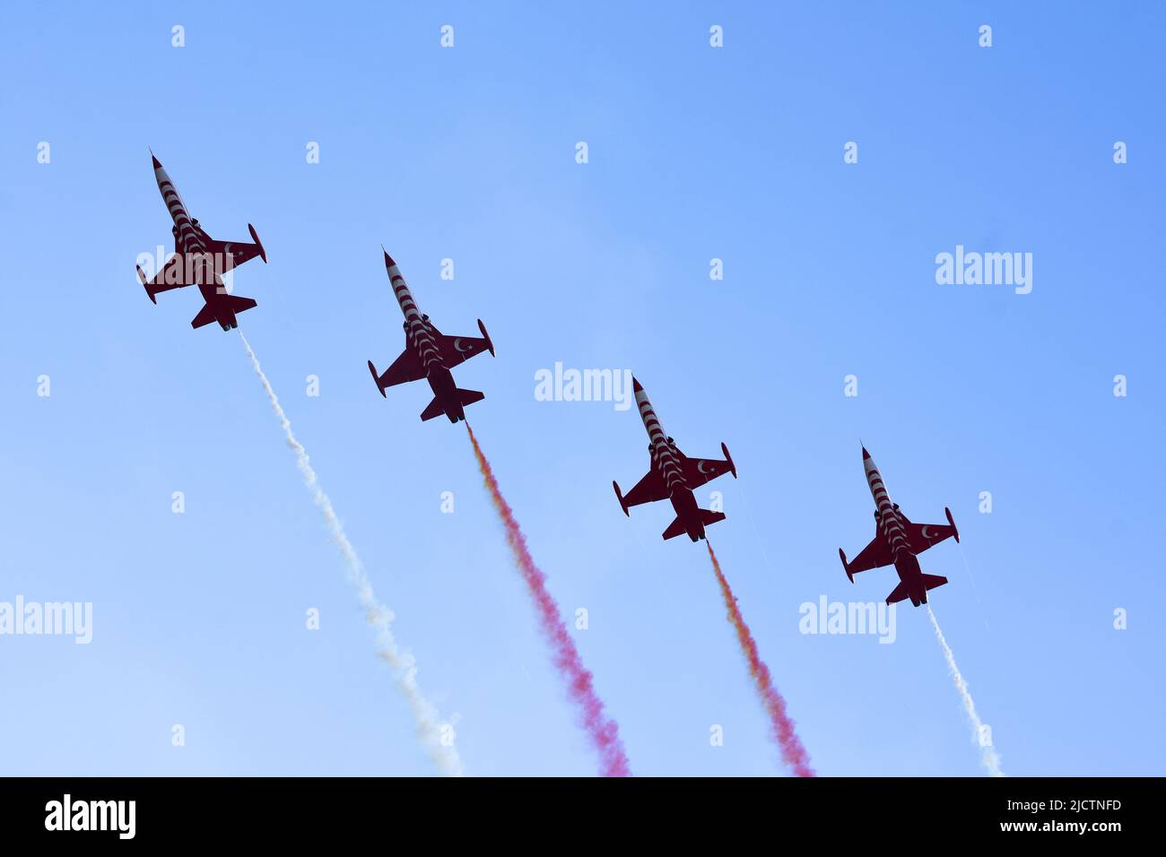 Istanbul Turquie 24 09 2021 les étoiles turques sont l'équipe de démonstration acrobatique de l'Armée de l'Air turque et l'équipe nationale de voltige de Turquie. Banque D'Images