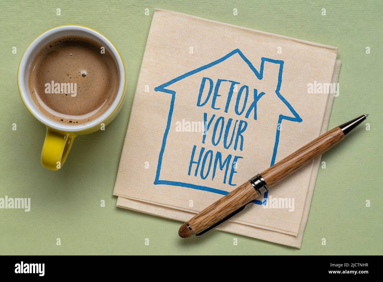 detox votre maison - conseils d'inspiration, écriture et croquis sur une serviette avec café, environnement sain et concept de vie Banque D'Images