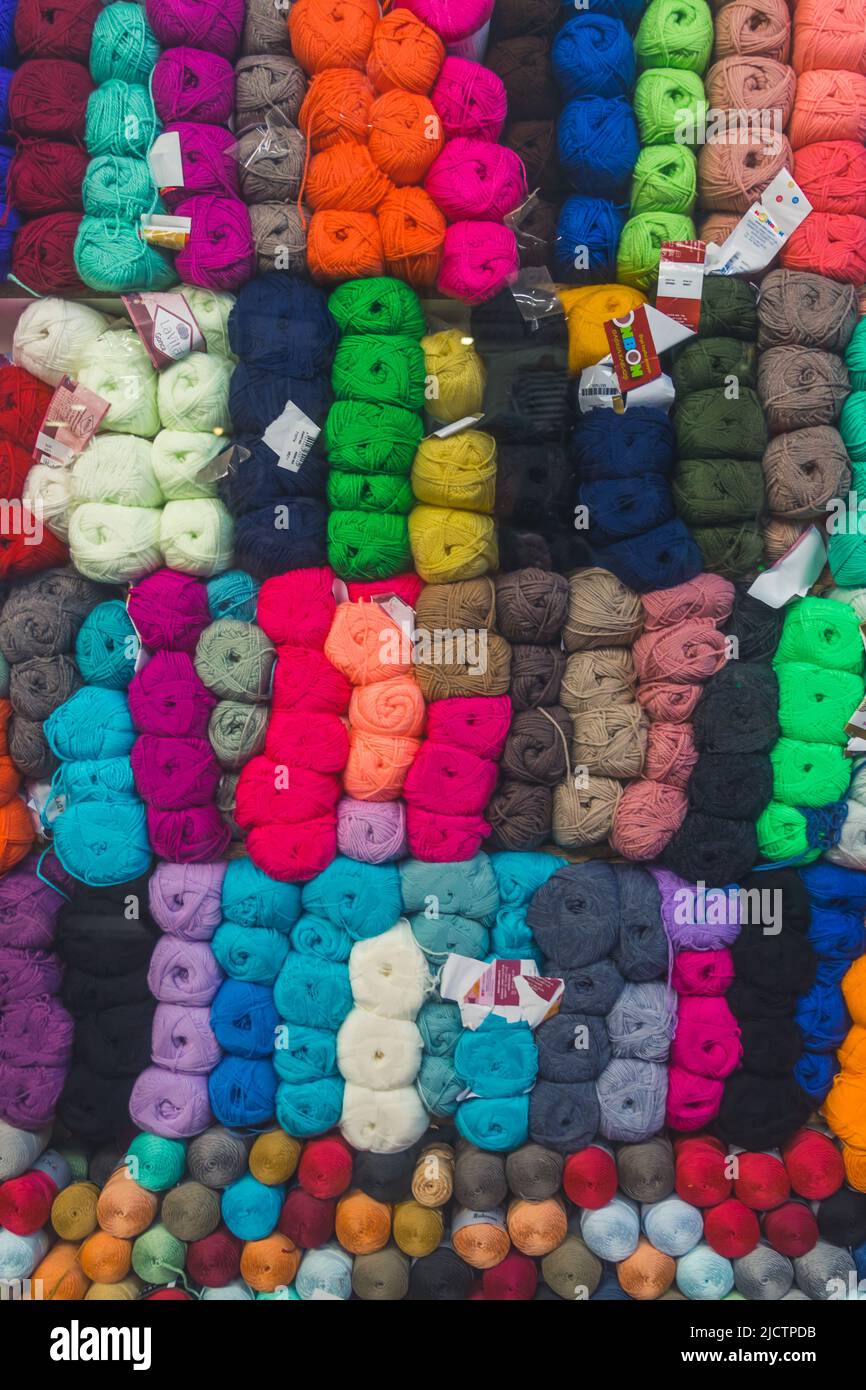 balles et pelotes de fils de couleur pour tricoter à la vente. Photo de haute qualité Banque D'Images