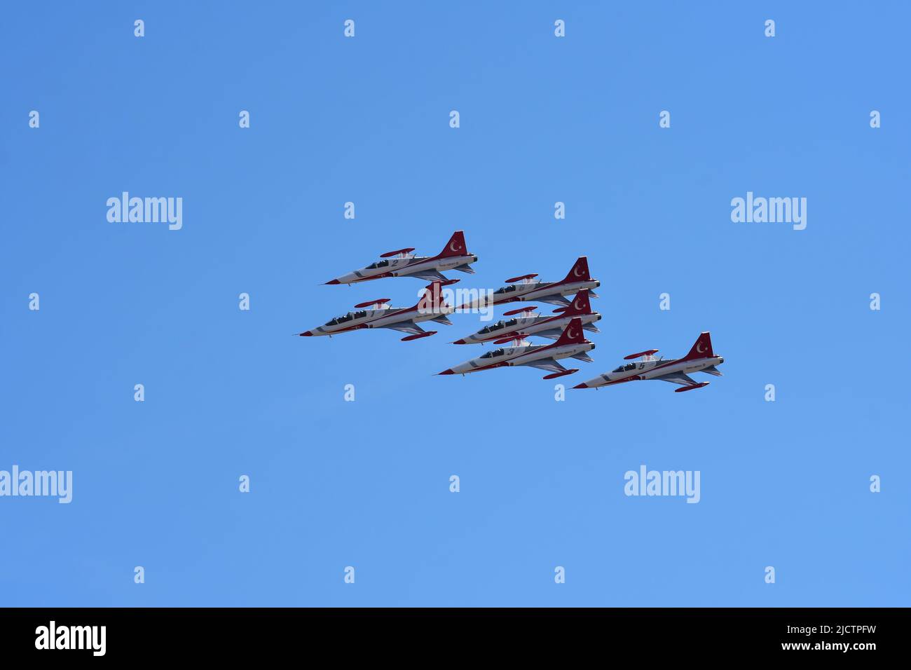 Istanbul Turquie 24 09 2021 les étoiles turques sont l'équipe de démonstration acrobatique de l'Armée de l'Air turque et l'équipe nationale de voltige de Turquie. Banque D'Images