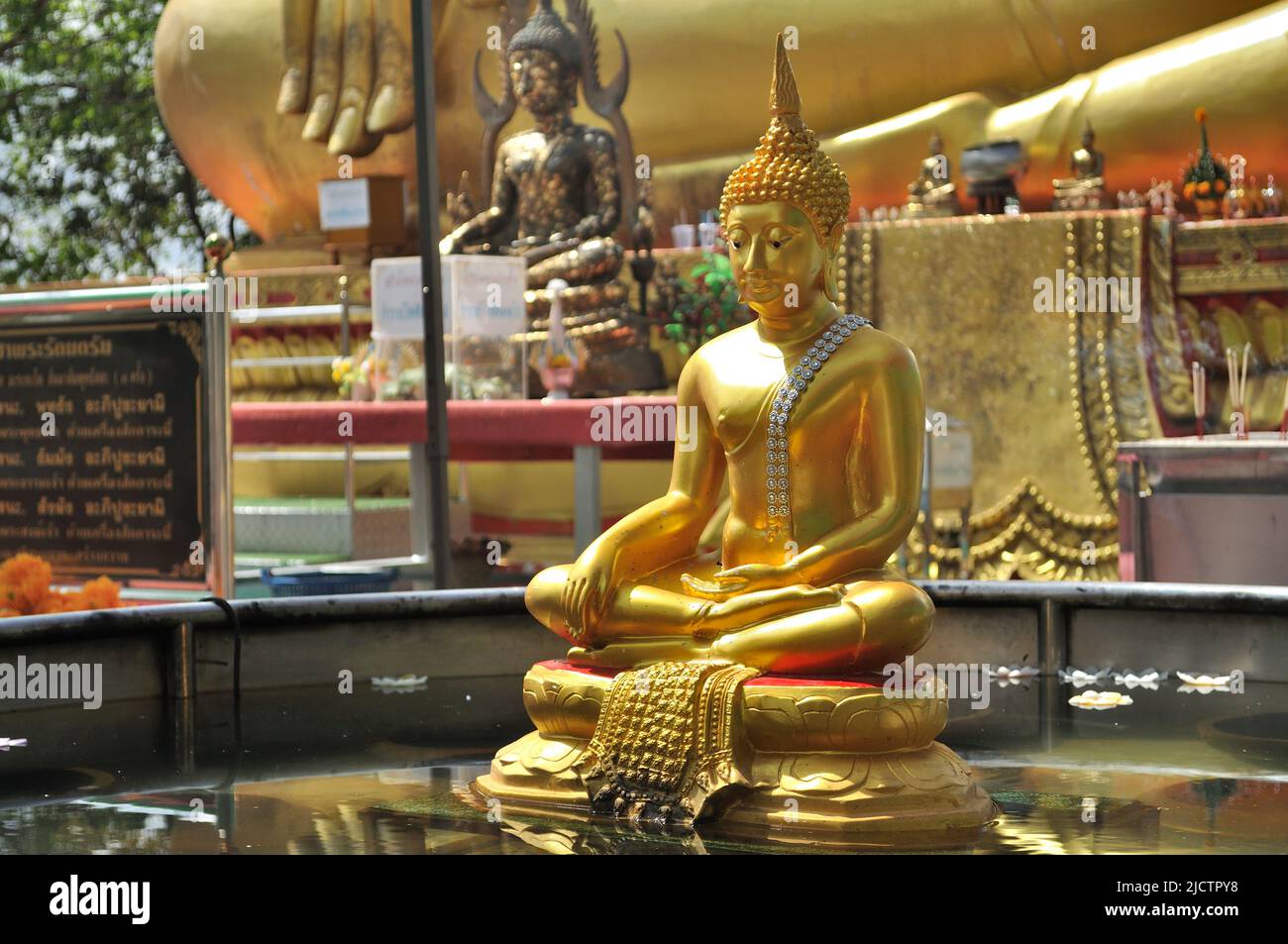 Statue d'or d'un Bouddha assis dans le temple Wat Phra Yai (grande colline de Bouddha) - Pattaya, Thaïlande Banque D'Images