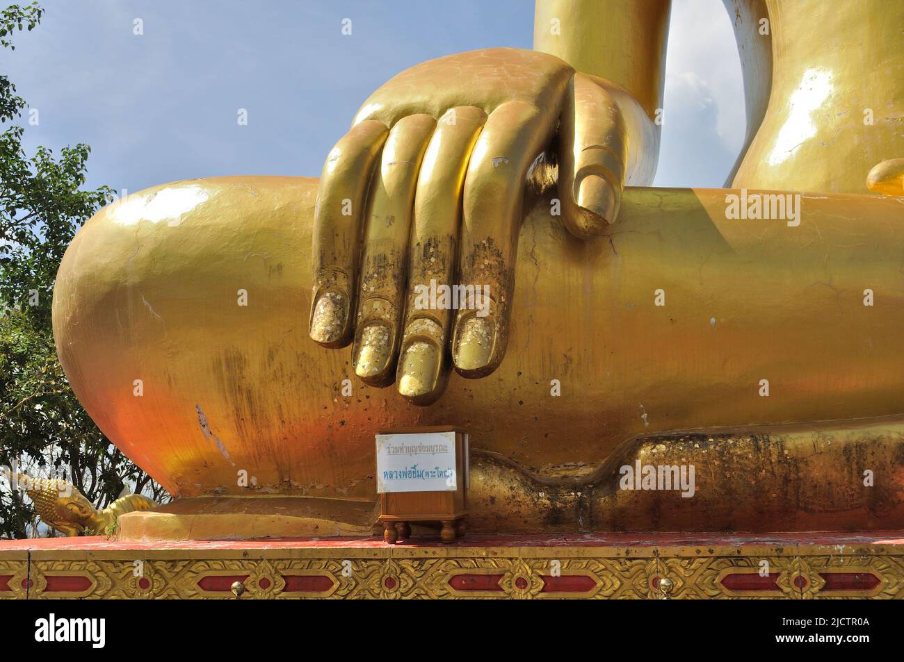 Gros plan d'une main de bourgeon géant dans le temple Wat Phra Yai (colline du Grand Bouddha) - Pattaya, Thaïlande Banque D'Images