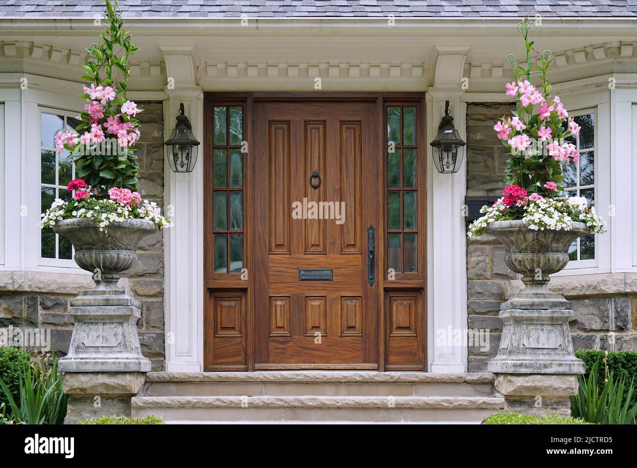 Porte entrée maison arbuste Banque de photographies et d'images à haute  résolution - Alamy