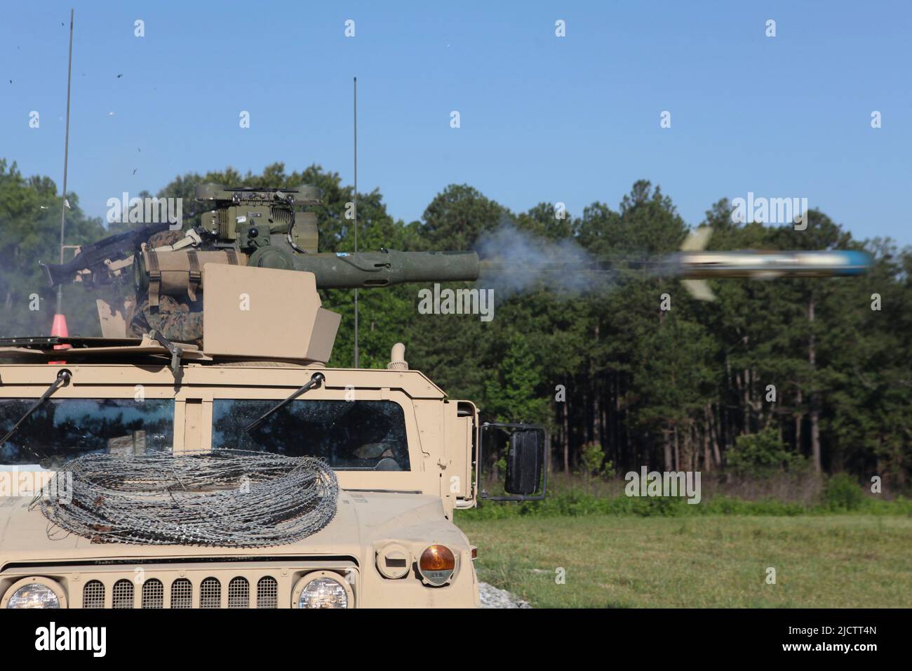LES Marines DES ÉTATS-UNIS s'entraînent pour une guerre anti-chars en lançant un MISSILE DE REMORQUAGE monté sur un Humvee sur le camp de base du corps des Marines Lejeune, en Caroline du Nord. Banque D'Images