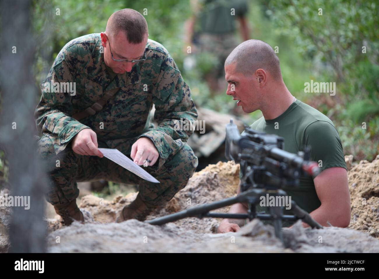 Une Marine américaine avec Bravo Company, 1st Bataillon, 8th Marine Regiment (1/8), 2D Marine Division, fait passer son trou de combat en revue par son peloton S. Banque D'Images