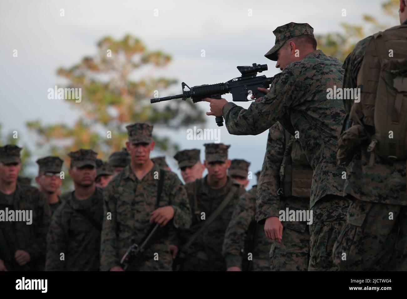 Une Marine américaine avec Charlie Company, 1st Bataillon, 8th Marine Regiment (1/8), 2D Marine Division, démontre la manipulation correcte des armes à son peloton Banque D'Images