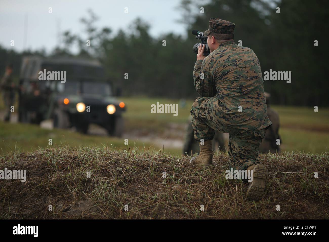 Le Sgt Albert J. Carls du corps des Marines des États-Unis, combat Cameraman, avec Charlie Company, 1st Bataillon, 8th Marine Regiment (1/8), 2D Marine Division, est docum Banque D'Images