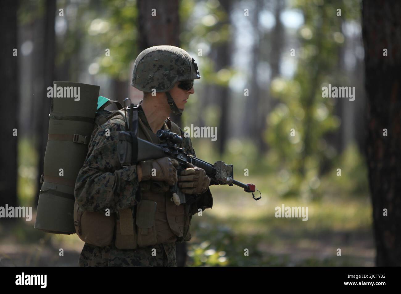 Une Marine américaine avec Charlie Company, 1st Bataillon, 8th Marine Regiment (1/8), 2D Marine Division, patrouille dans combat Town pendant leur Deplo Banque D'Images