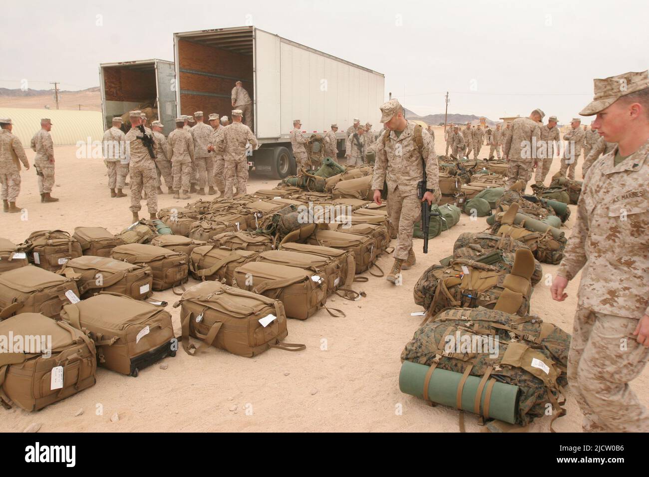 Les Marines des États-Unis avec 1st Bataillon, 8th Marine Regiment (1/8), 2D Marine Division, déchargent et récupèrent leur équipement à bord du Camp Wilson, Marine corps Air GR Banque D'Images
