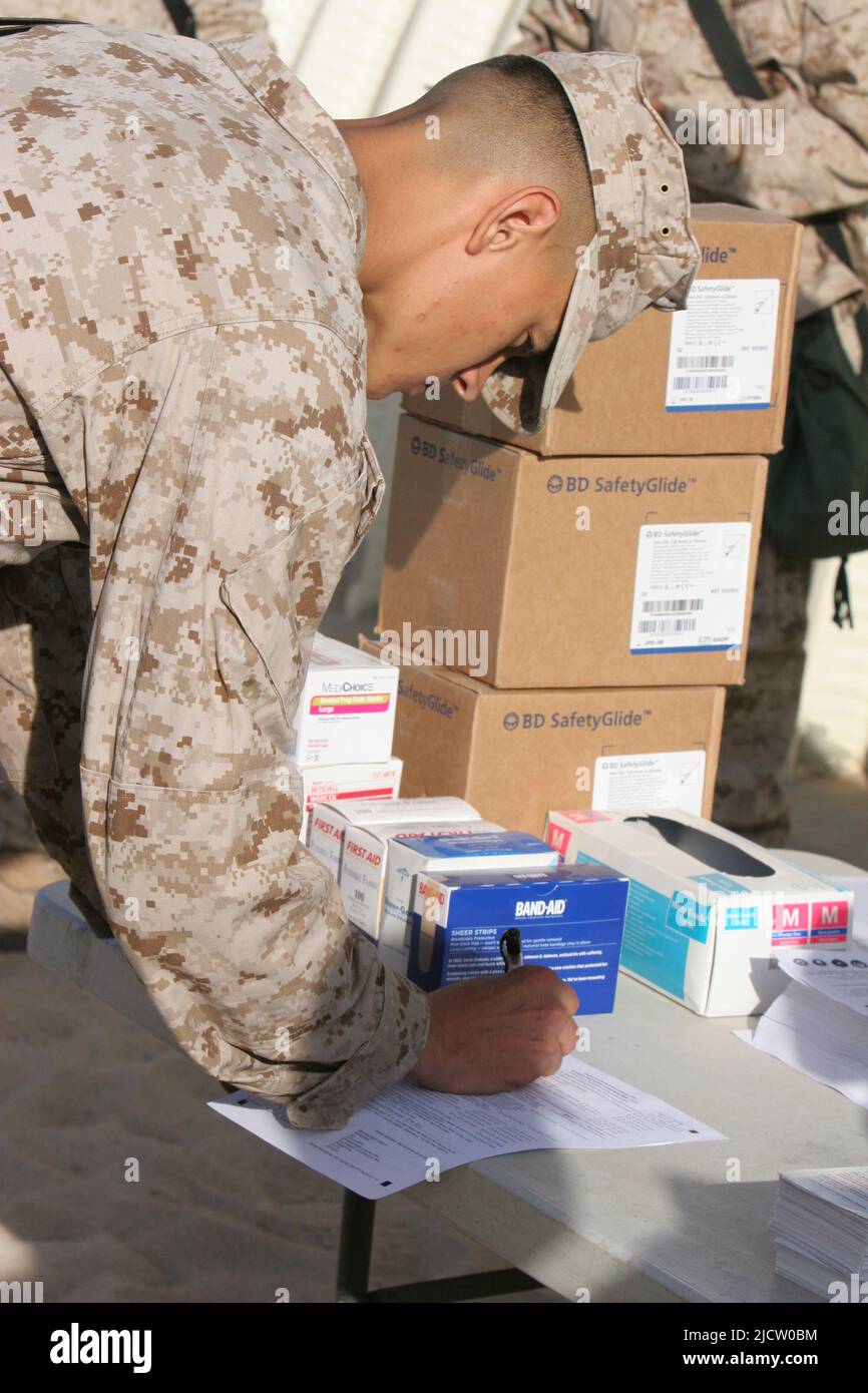 Les Marines des États-Unis, avec leur 1st Bataillon, 8th Marine Regiment (1/8), 2D Marine Division, remplissent des formulaires pour le vaccin contre la petite varicelle à bord de Camp Wilson, Ma Banque D'Images