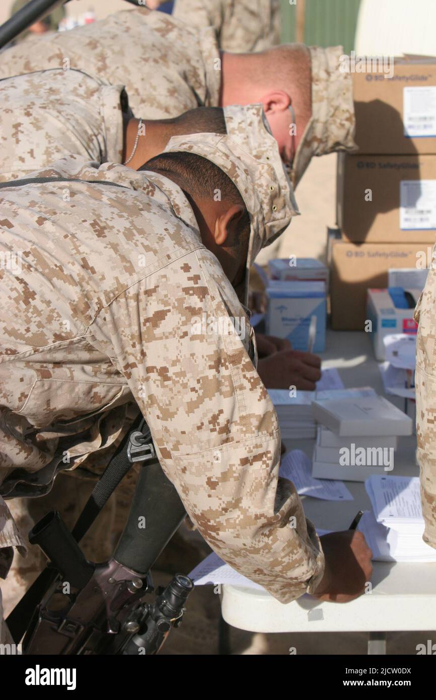 Marines des États-Unis avec 1st Bataillon, 8th Marine Regiment (1/8), 2D Marine Division, remplissez les formulaires pour recevoir le vaccin contre la petite varicelle à bord de Camp Wilson, Ma Banque D'Images