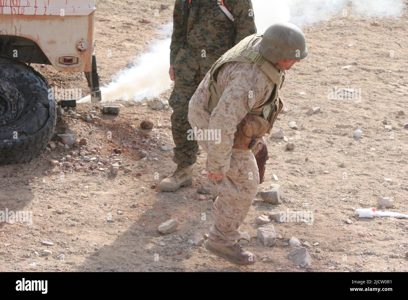 Un joueur civil joue le rôle d'une victime blessée simulée pour les Marines des États-Unis avec Headquarters & Service Company, 1st Bataillon, 8th Marine Regiment ( Banque D'Images