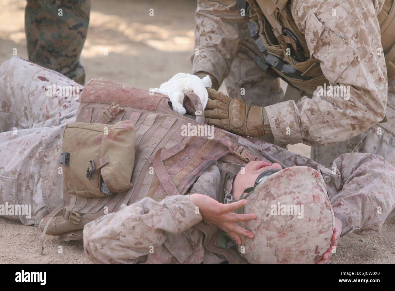 Une Marine américaine avec HeadQuarter & Service Company, 1st Bataillon, 8th Marine Regiment (1/8), 2D Marine Division, rend l'aide à une simulation improvisée Banque D'Images