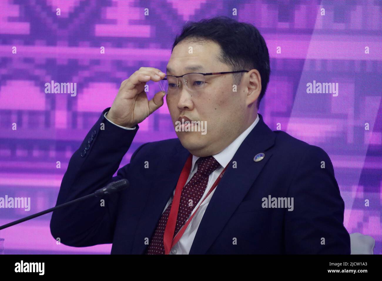 Saint-Pétersbourg, Russie. 15th juin 2022. Mikhail Pogodaev, Vice-Ministre du développement de l'Arctique et des affaires du Nord de la République de Sakha (Yakutia); Représentant spécial de la Présidence russe au Conseil de l'Arctique sur les questions relatives aux peuples autochtones et la coopération régionale prend la parole lors d'une session intitulée "Arctic: Territoire du dialogue" dans le cadre du Forum économique international de Saint-Pétersbourg 2022 (SPIEF 2022). Crédit : SOPA Images Limited/Alamy Live News Banque D'Images Saint-Pétersbourg, Russie. 15th juin 2022. Mikhail Pogodaev, Vice-Ministre du développement de l'Arctique et des affaires du Nord de la République de Sakha (Yakutia); Représentant spécial de la Présidence russe au Conseil de l'Arctique sur les questions relatives aux peuples autochtones et la coopération régionale prend la parole lors d'une session intitulée "Arctic: Territoire du dialogue" dans le cadre du Forum économique international de Saint-Pétersbourg 2022 (SPIEF 2022). Crédit : SOPA Images Limited/Alamy Live News Banque D'Images