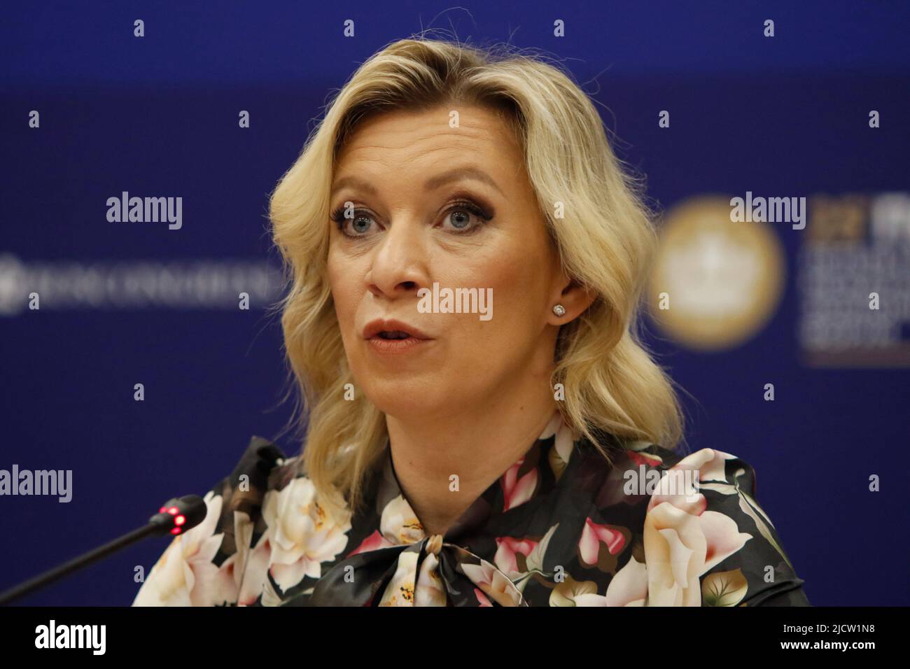 Saint-Pétersbourg, Russie. 15th juin 2022. Maria Zakharova, Directrice du Département de l'information et de la presse du Ministère des affaires étrangères de la Fédération de Russie, lors d'un exposé à la presse lors du Forum économique international de Saint-Pétersbourg 2022 (SPIEF 2022). Crédit : SOPA Images Limited/Alamy Live News Banque D'Images