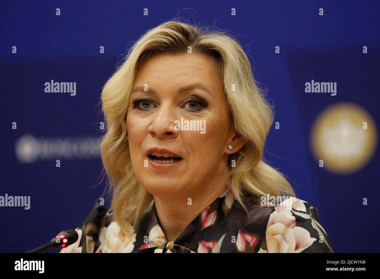 Saint-Pétersbourg, Russie. 15th juin 2022. Maria Zakharova, Directrice du Département de l'information et de la presse du Ministère des affaires étrangères de la Fédération de Russie, lors d'un exposé à la presse lors du Forum économique international de Saint-Pétersbourg 2022 (SPIEF 2022). Crédit : SOPA Images Limited/Alamy Live News Banque D'Images