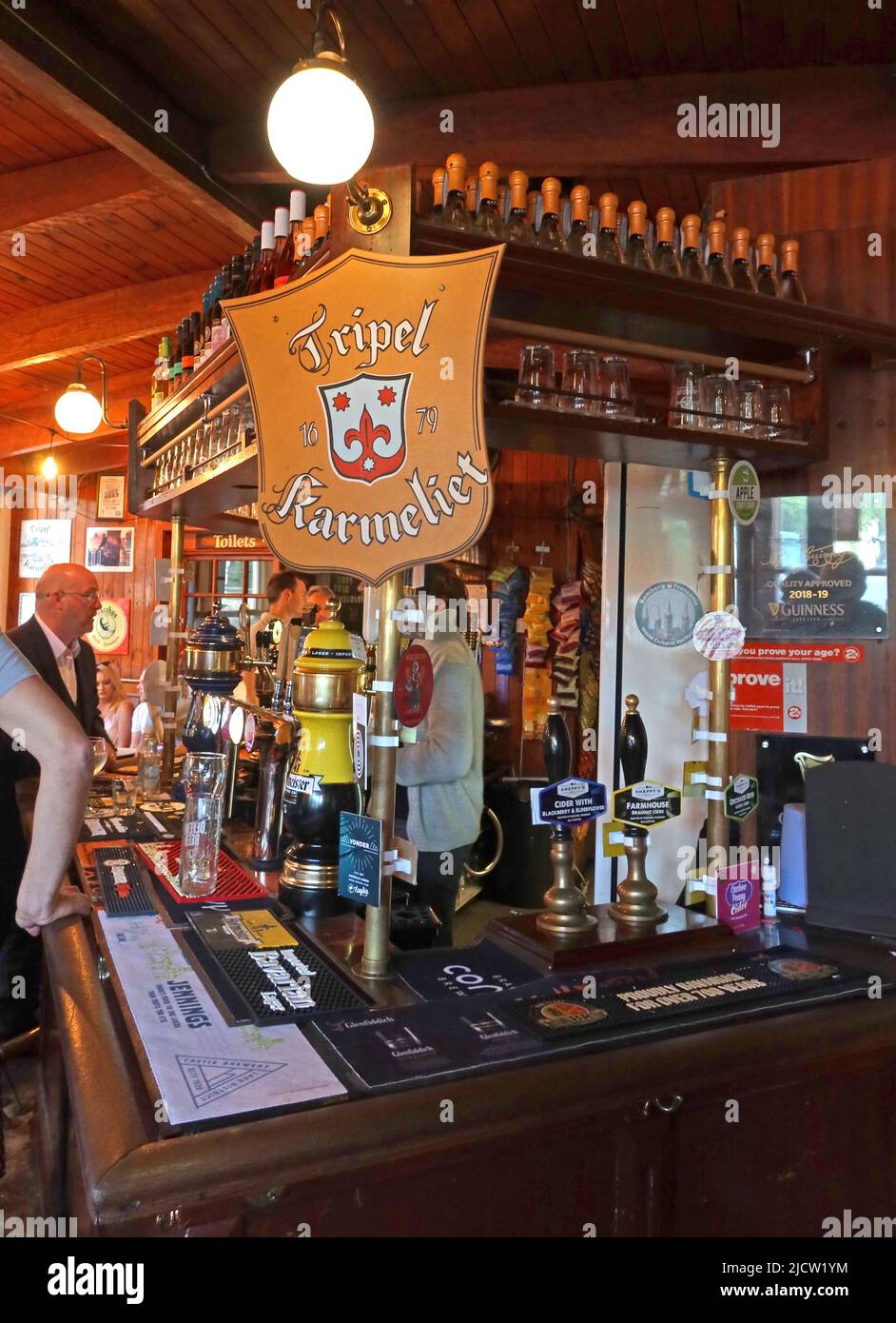 Bar du Liverpool Ship and Mitre Real ALE Pub, espace de service au bar sur le thème maritime et logo belge de la bière Tripel Karmeliet, L2 Banque D'Images