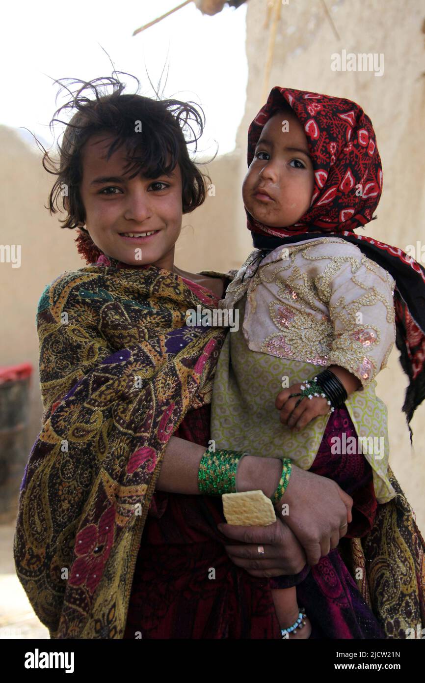 Des enfants afghans posent pour une photo alors que des soldats de la Force opérationnelle afghane (ATF) fouillèrent le complexe de son père à Kajaki, province de Helmond, Afghanistan 2 mars, 20 Banque D'Images