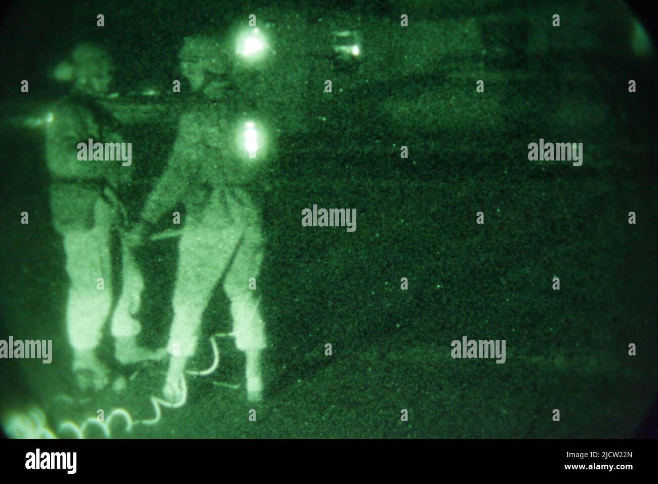 LES Marines DES ÉTATS-UNIS se préparent à une prise en charge nocturne de l'approvisionnement CH-53 à Kajaki, province de Helmond, en Afghanistan. Banque D'Images