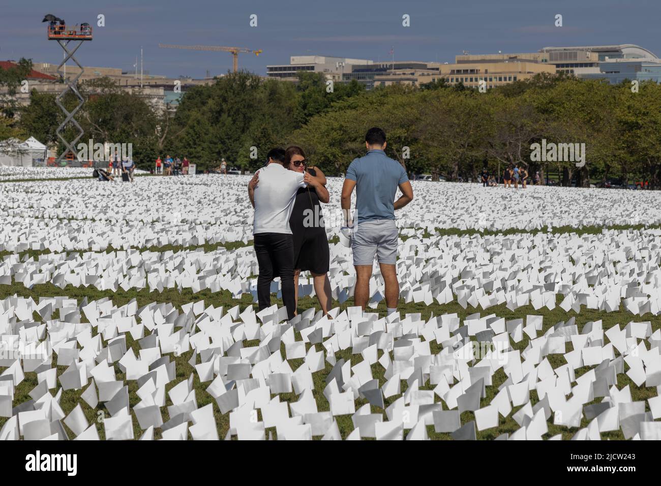 WASHINGTON, D.C. – 19 septembre 2021 : visite des gens « en Amérique : souvenez-vous », une installation de Suzanne Brennan Firstenberg en l'honneur des victimes de Covid-19. Banque D'Images