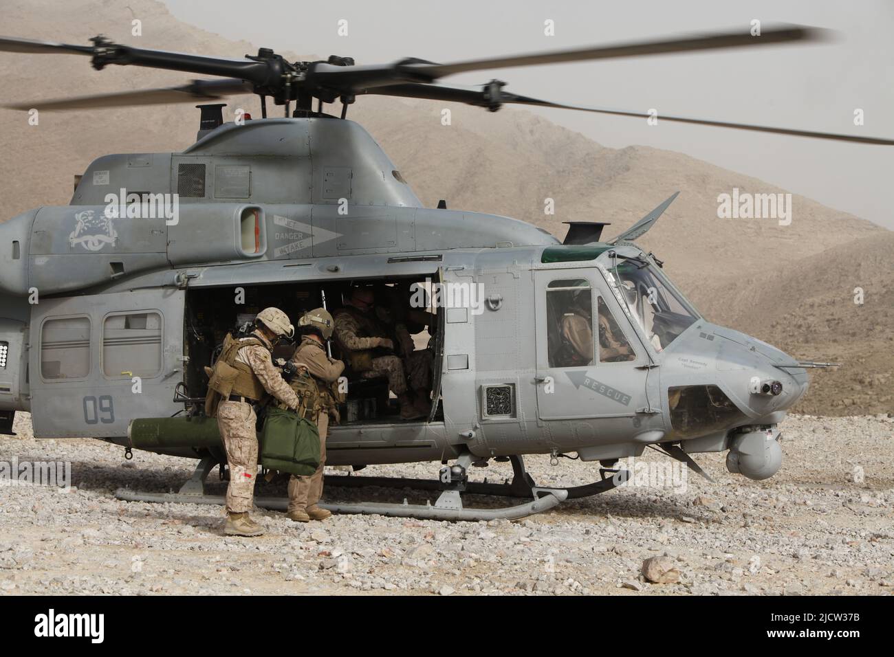 Sergent du corps des Marines des États-Unis Maj James A. Deets, Sgt. Le Maj. De l'équipe de combat régimentaire 6 (RCT 6), se prépare à écorcer un hélicoptère après l'atterrissage à Kajaki, AF Banque D'Images