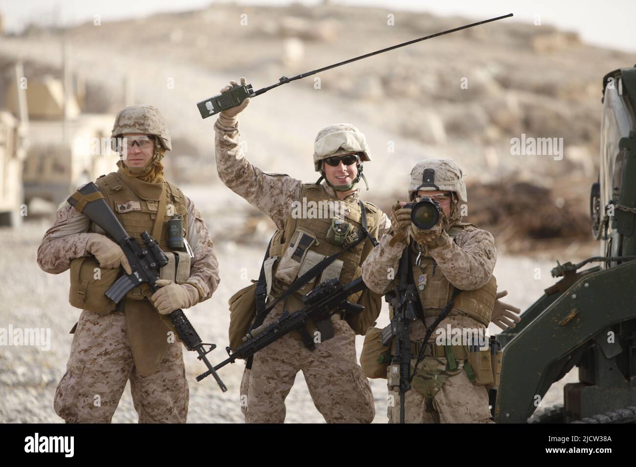Sergent du corps des Marines des États-Unis Albert J. Carls (à droite), avec 1st Bataillon, 8th Marine Regiment, pose avec deux autres Marines pour une photo à Kajaki, en Afghanistan Banque D'Images