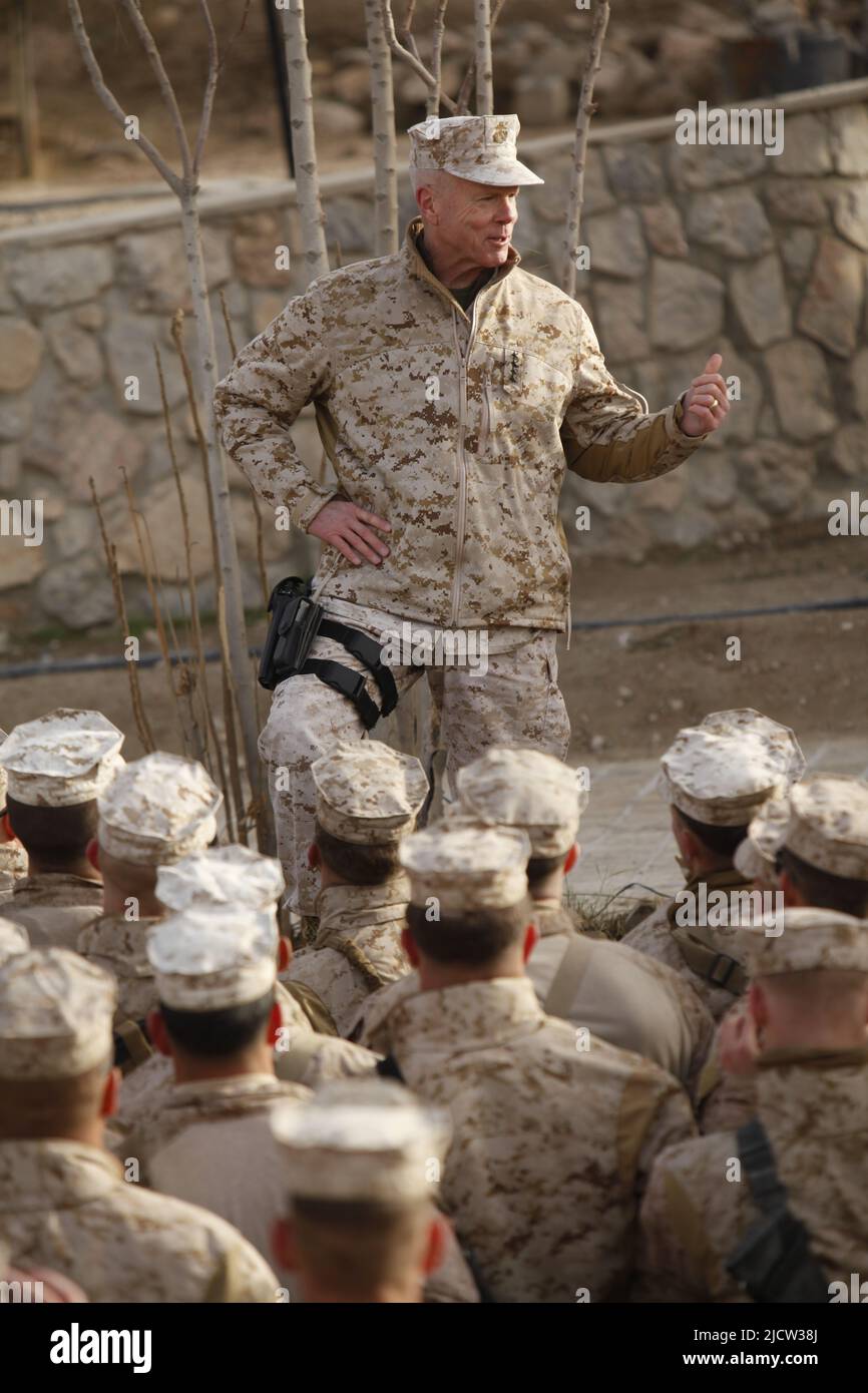 Le général James F. Amos, commandant du corps des Marines, parle aux Marines de l'avenir du corps des Marines sur l'opération avant Ba Banque D'Images