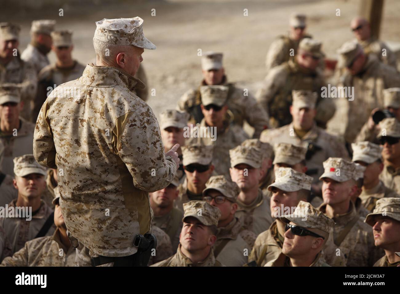 Le général James F. Amos, commandant du corps des Marines, parle aux Marines de l'avenir du corps des Marines sur l'opération avant Ba Banque D'Images