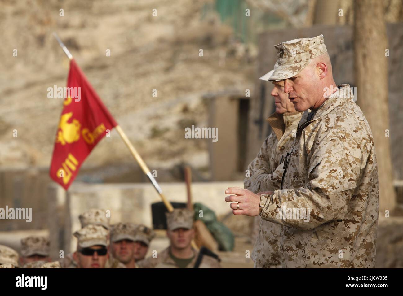 Le général James F. Amos (à gauche), commandant du corps des Marines, aux côtés du Sgt. Le Maj. Micheal P. Barrett, Sgt. Maj. Du corps des Marines, Banque D'Images